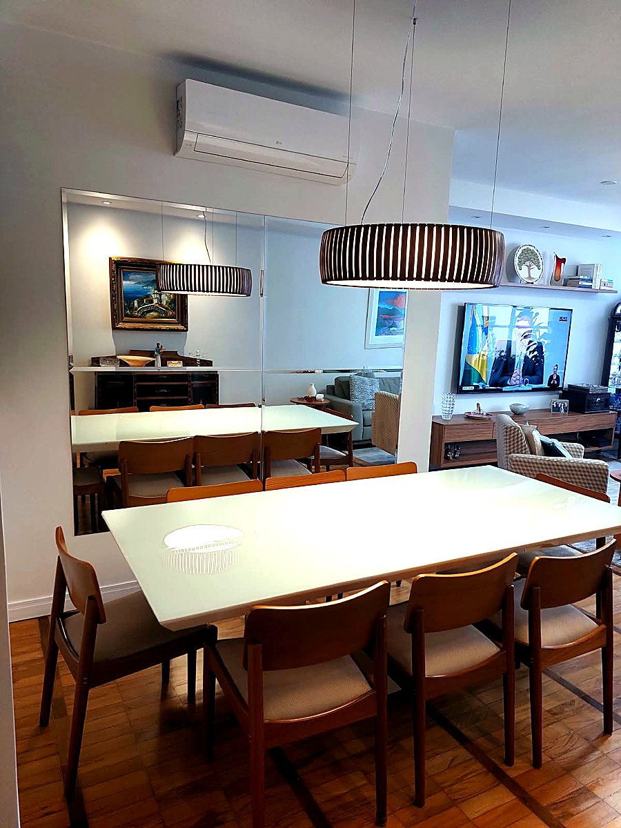 Espelho na sala e tampo de mesa de vidro